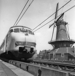 171791 Afbeelding van een electrisch treinstel mat. 1964 (plan V) van de N.S. op het spoorviaduct te Delft, met rechts ...